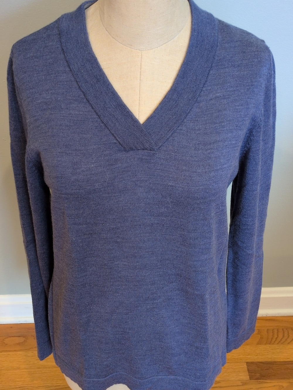 Orvis Women's V-Neck 100% Merino Wool Sweater in Heather Blue Medium